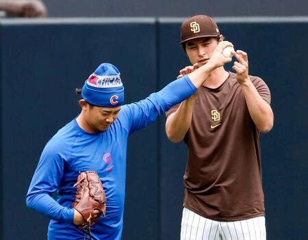 　１６日の試合前、話をするカブス・今永（左）とパドレスのダルビッシュ（共同）