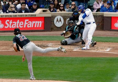 　１９日のダイヤモンドバックス戦で２戦連発となる６号２ランを放つカブス・鈴木。投手ゲーレン（共同）