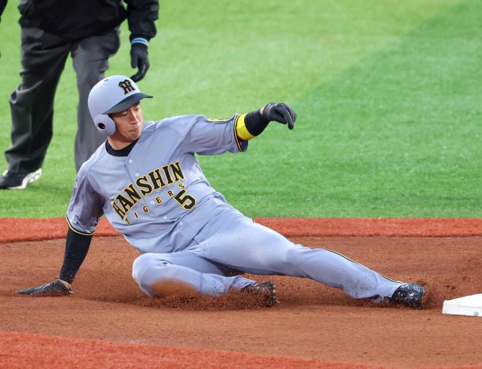 　１回、二盗を決める近本