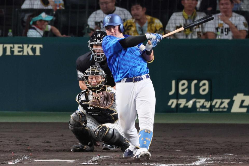 　８回、一飛に倒れる牧。捕手坂本