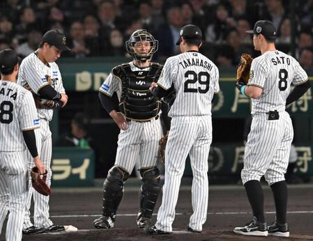 　３回、高橋（２９）に声をかける坂本