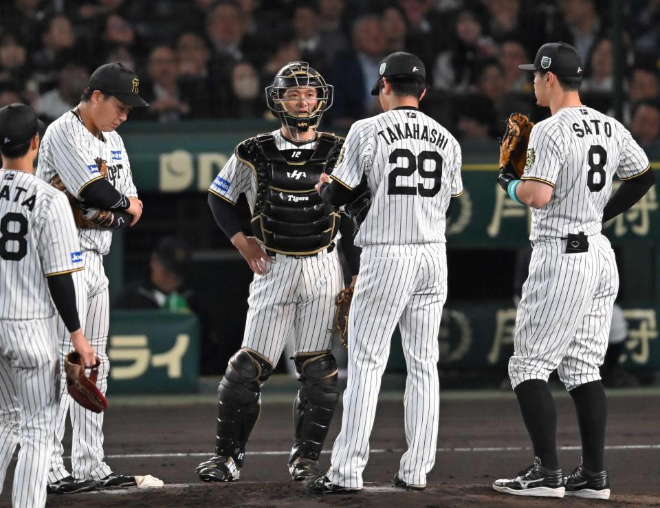 　３回、高橋（２９）に声をかける坂本