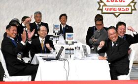 　スタンフォード大・佐々木の交渉権を獲得し、笑顔を見せるソフトバンク関係者＝１０月２３日