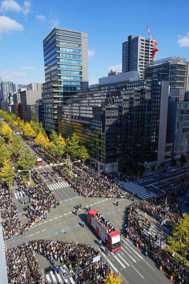 　大阪・御堂筋で行われた阪神のセ・リーグ優勝記念パレード