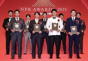 　セ・リーグベストナイン賞の、（前列左から）岡林、近本、森下、泉口、（後列左から）佐藤輝、中野、大山、坂本、村上（代表撮影）
