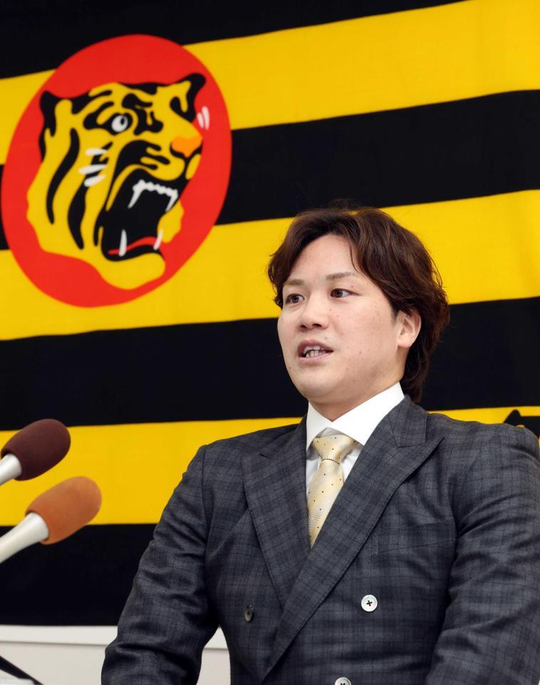 　野手最年長の伏見が入団会見に臨んだ