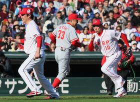 　２回、三走新井監督（左）を三本間に挟み、追いかける金本氏（右）