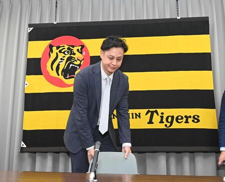 　会見を終え席を立つ大竹（撮影・西田忠信）