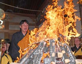 　護摩行を行う新井監督