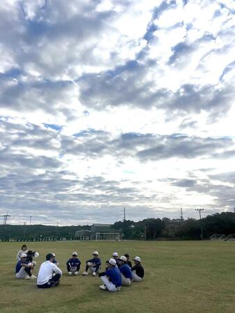 　沖永良部で島の中学生に語りかける近本（撮影は筆者）