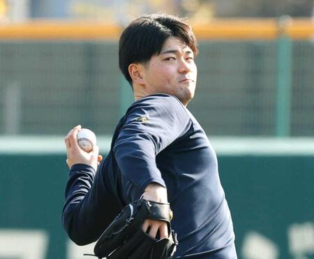 　キャッチボールをする伊藤稜（撮影・田中太一）