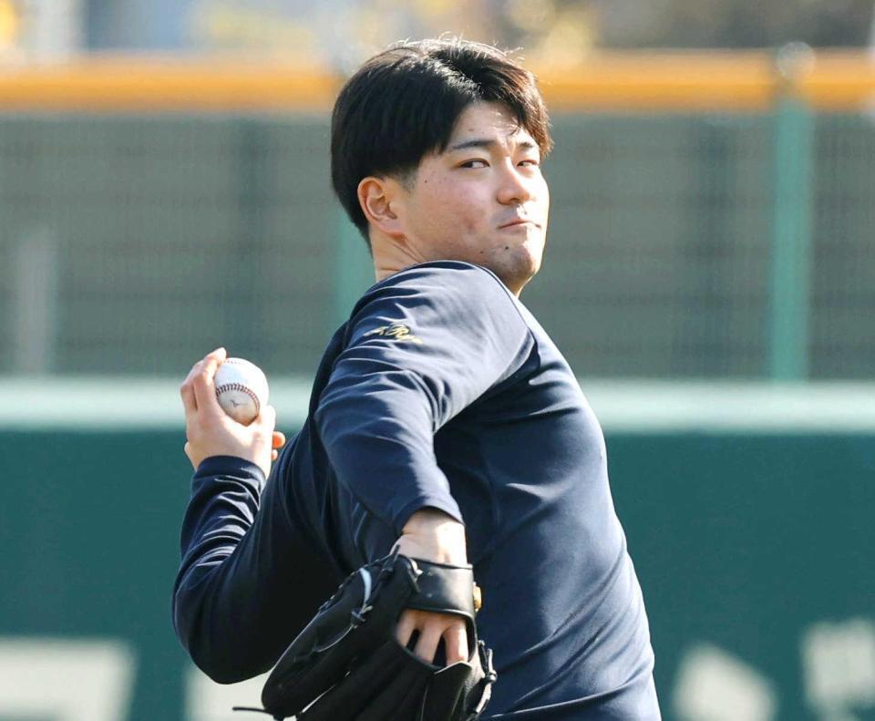 　キャッチボールをする伊藤稜（撮影・田中太一）