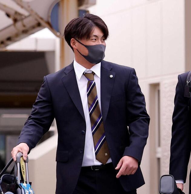 　沖縄入りし笑顔を見せる前川（撮影・西田忠信）