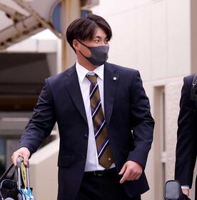 　沖縄入りし笑顔を見せる前川（撮影・西田忠信）