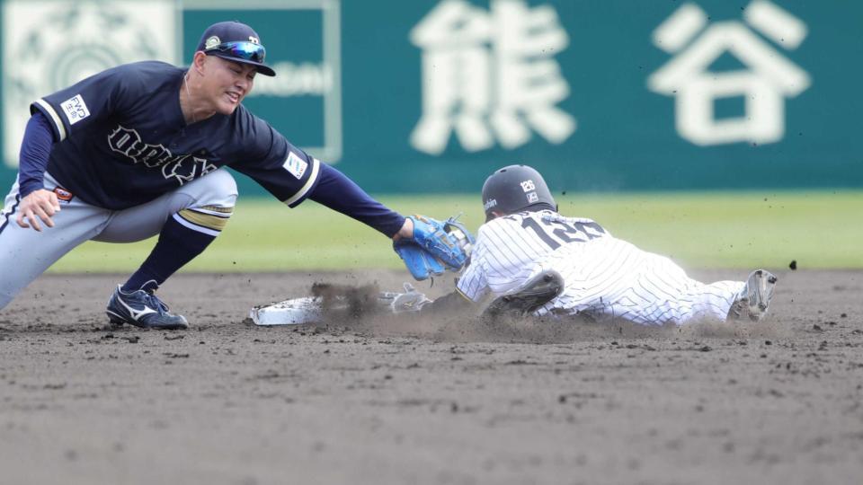 　３回、打者前川の時、一走福島は二盗を決める（撮影・坂部計介）