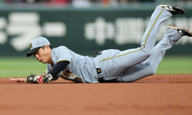 　１回、大盛の打球を好捕する木浪（撮影・田中太一）