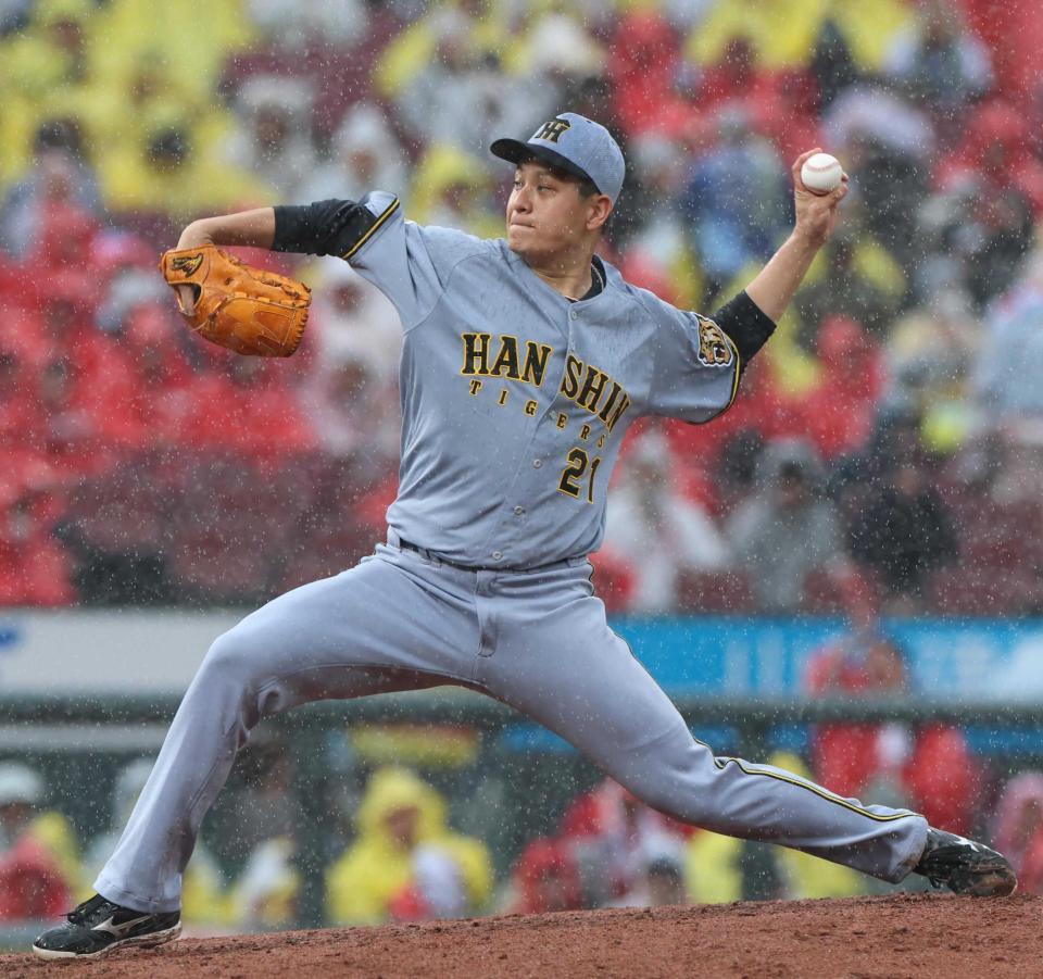 　雨の中、粘投する大竹（撮影・北村雅宏）