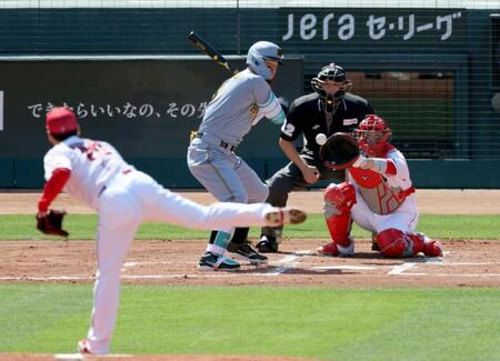 　２回、栗林（手前）のフォークで見逃し三振に倒れる佐藤輝