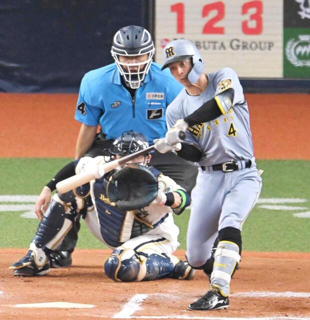 　６回、インコースのツーシームを振り抜き２点二塁打を放つ熊谷（撮影・飯室逸平）