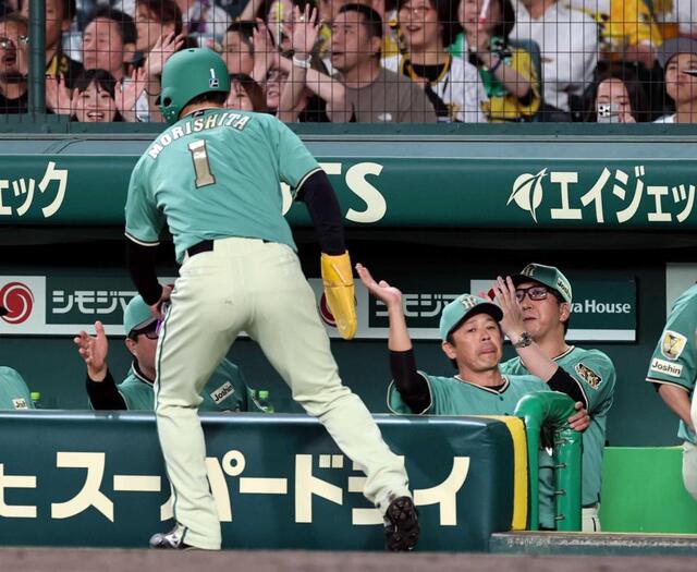 　６回、生還した森下を迎える藤川監督（右）