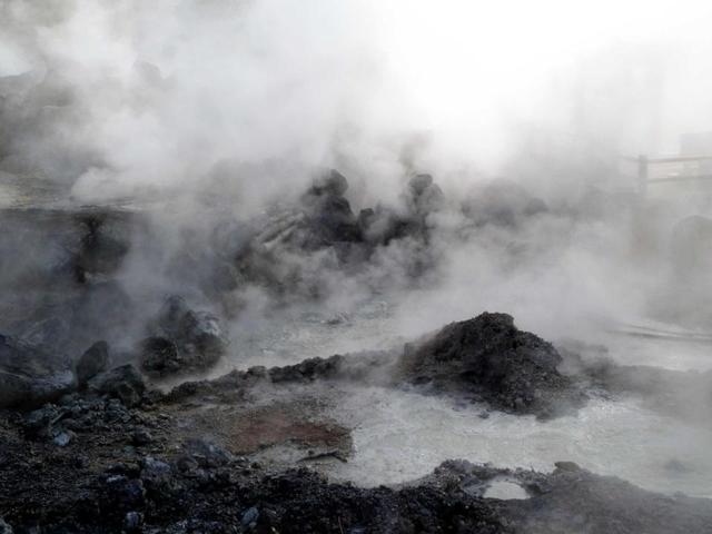 水蒸気が立ちのぼり、湯がぼこぼこ沸く「雲仙地獄」