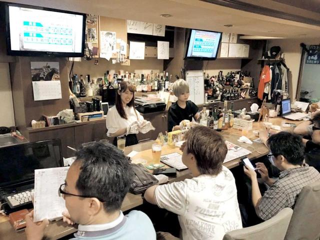競馬ファンが集う「そのままっ!!」の店内