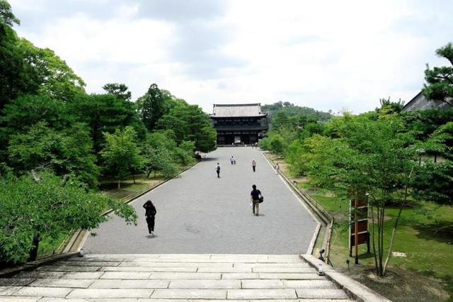 仁和寺の広い境内