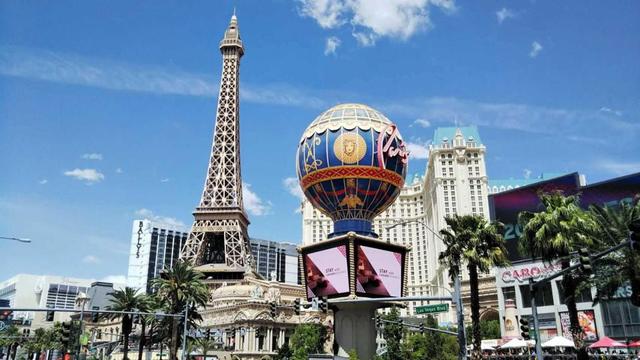 ド派手なラスベガスの街並み。エッフェル塔は2分の1スケール
