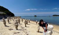 　小豆島のビーチを埋めた１９６体の子供の像