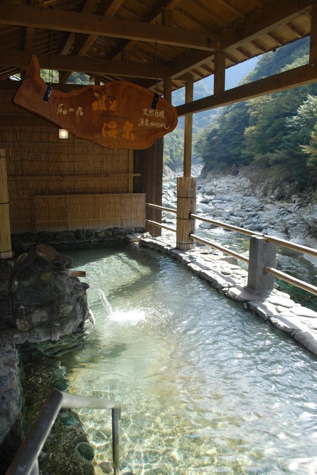 　ケーブルカーを降りた先の「ホテル祖谷温泉」の露天風呂。四国で源泉かけ流しは祖谷温泉と道後温泉の二つだけだ