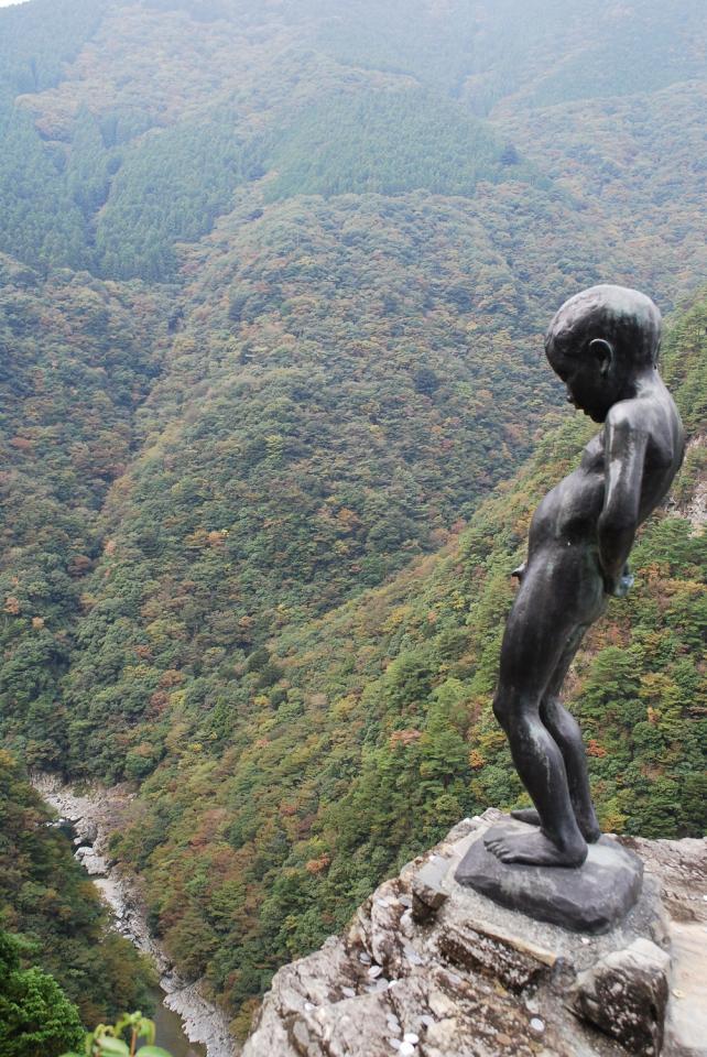 　祖谷渓の断崖絶壁に立つ「小便小僧」。ここからなら、さぞかし気分爽快…って、もちろん小便禁止です