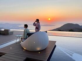 　「水鏡テラス」からの瀬戸内海に沈む夕日