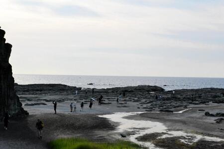 　「リゾートしらかみ」の乗客は停車中に千畳敷を散策する