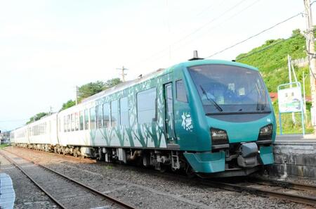 深浦駅に停車中の「リゾートしらかみ」橅号