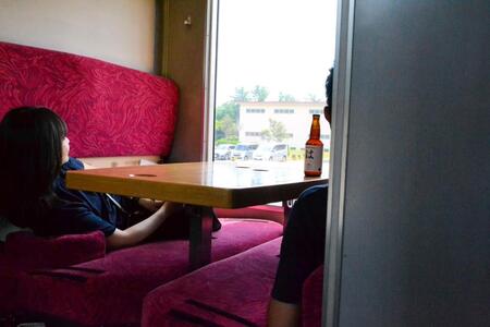 　「リゾートしらかみ」のボックス席でくつろぐ乗客