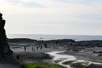 　「リゾートしらかみ」の乗客は停車中に千畳敷を散策する