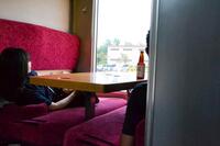 　「リゾートしらかみ」のボックス席でくつろぐ乗客