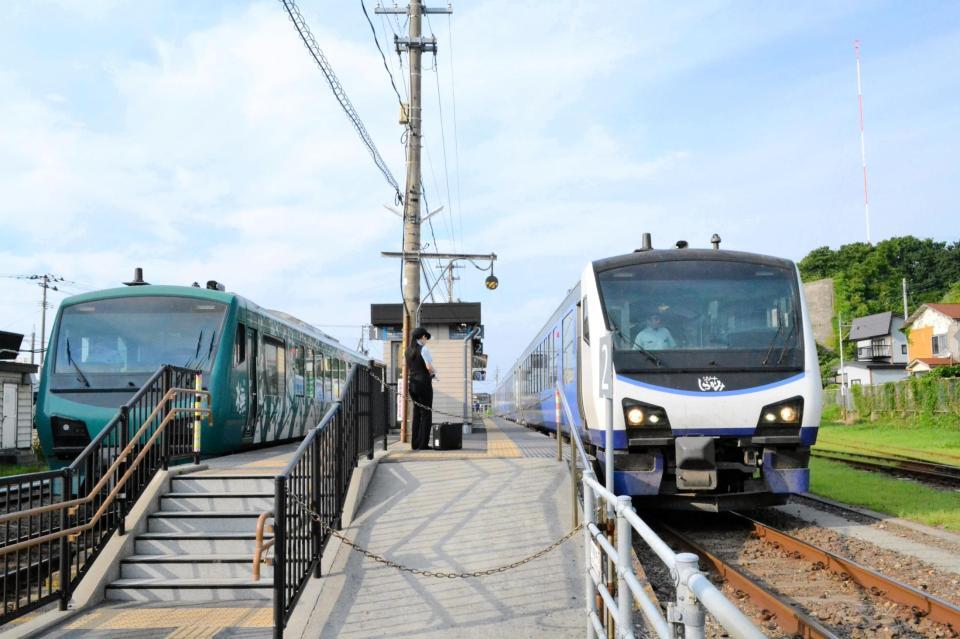 深浦駅で列車交換をする「リゾートしらかみ」の橅号（左）と青池号（右）