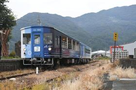 JR四国が運行する「藍よしのがわトロッコ」