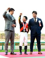 　北村宏（中央）に昇天ポーズをレクチャーするオリックス・杉本、右は頓宮