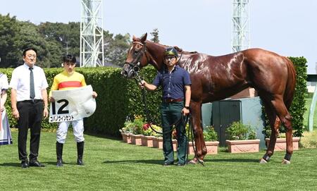 　２歳新馬戦を勝利したコパノヴィンセントと（左から）上原博之調教師、佐々木大輔（撮影・園田高夫）