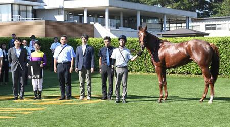 　アスター賞を制したジャルディニエと戸崎圭太（左から２人目）＝撮影・園田高夫