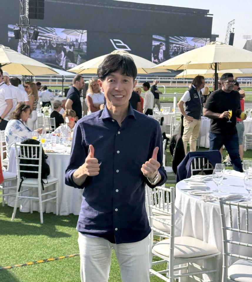 　メイダン競馬場で笑顔で取材に応じる武豊（撮影・島田敬将）