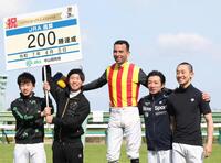 　山吹賞をピックデムッシュで勝利し、ＪＲＡ通算２００勝を達成したモレイラ騎手（中央）