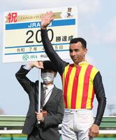 　山吹賞をピックデムッシュで勝利し、ＪＲＡ通算２００勝を達成したモレイラ騎手（右）