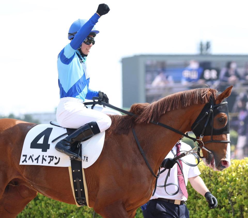 　７ＲのスペイドアンでＪＲＡ初勝利し、声援にガッツポーズでこたえる上里騎手