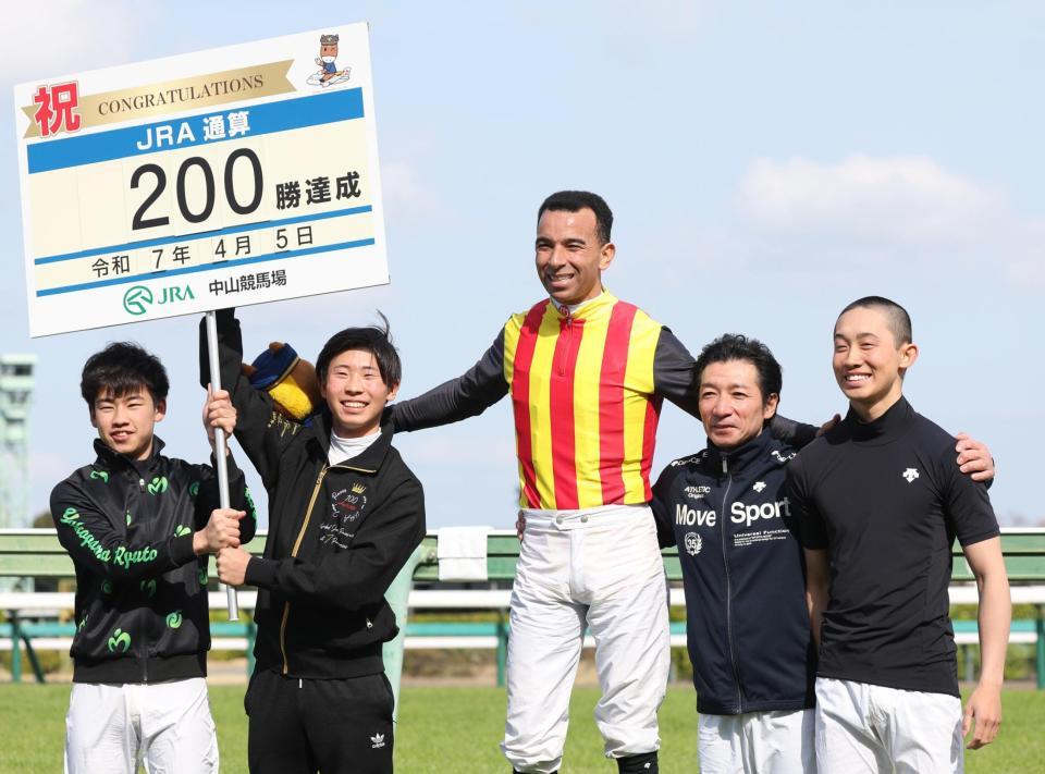 　山吹賞をピックデムッシュで勝利し、ＪＲＡ通算２００勝を達成したモレイラ騎手（中央）