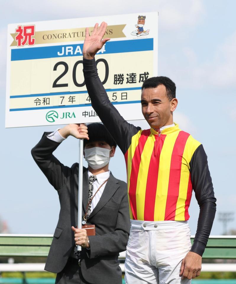 　山吹賞をピックデムッシュで勝利し、ＪＲＡ通算２００勝を達成したモレイラ騎手（右）