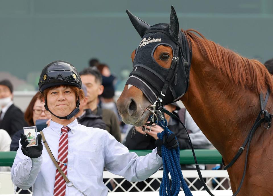 　故藤岡康太さんとともに口取り写真に納まる担当者（撮影・石湯恒介）