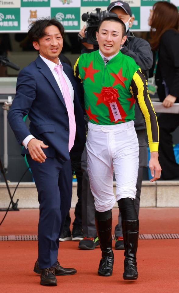 　父の吉村智洋騎手（左）と喜びあう吉村誠之助（撮影・石湯恒介）
